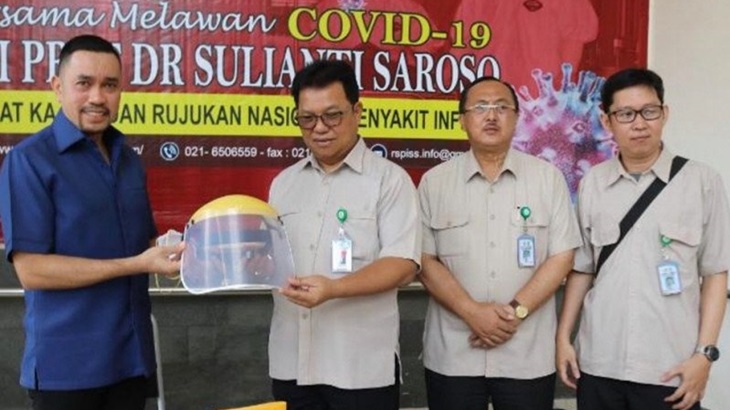 Manajemen RSPI Sulianti Saroso menerima bantuan APD dari anggota DPR Ahmad Syahroni