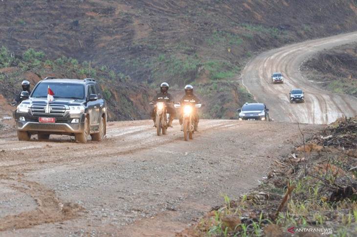 Mobil yang membawa Presiden Joko Widodo melewati jalan berlumpur saat meninjau lokasi rencana ibu kota negara baru di Sepaku, Penajam Paser Utara, Kalimantan Timur, Selasa (17/12/2019). ANTARA FOTO/Akbar Nugroho Gumay/wsj.