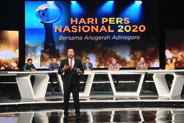 Diskusi Hari Pers Nasional 2020 bersama Menteri Komunikasi dan Informatika Johnny Gerard Plate (ketiga kiri), Anggota Komisi I DPR RI Junico Siahaan (ketiga kanan), Anggota Dewan Pers Agus Sudibyo (kedua kanan), Ketua Pengurus Pusat Persatuan Wartawan Indonesia (PWI) Atal S Depari (kedua kiri), Anggota Kehornatan PWI Ilham Bintang (pertama kiri) dan Panitia Tetap Anugerah Adinegoro Rita Sri Hastuti (pertama kanan) dipandu oleh penyiar TVRI Imam Priyono (depan) di Studio TVRI, Senayan, Jakarta, Senin (3/2/2020). (ANTARA/ Abdu Faisal)