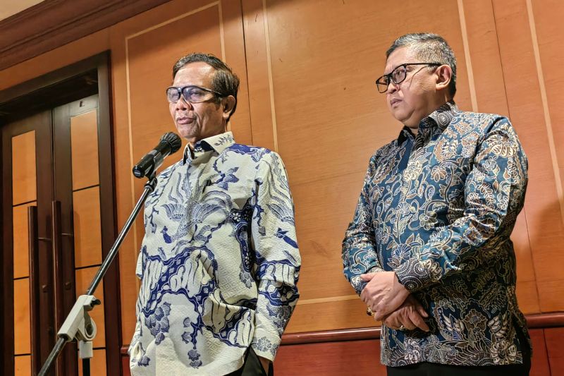 Menteri Koordinator Bidang Politik, Hukum, dan Keamanan (Menkopolhukam) Mahfud MD (kiri) dan Sekjen DPP PDI Perjuangan (PDIP) Hasto Kristiyanto (kanan) dalam acara diskusi "Pemikiran Geopolitik Bung Karno dalam Suara Kebangsaan" di Jakarta, Jumat (4-10-2022). (ANTARA/Melalusa Susthira K.)
