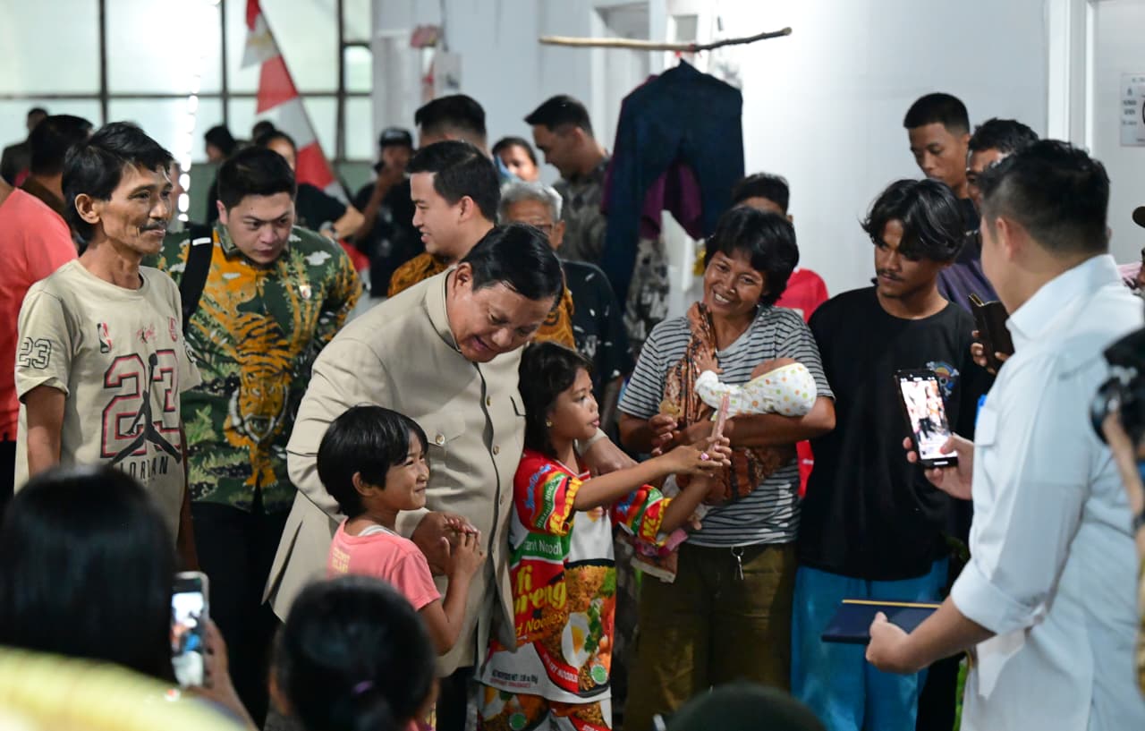 Prabowo Mendadak Kunjungi Warga Eks Bantaran Rel di Senen, Suasana Malam Jadi Haru