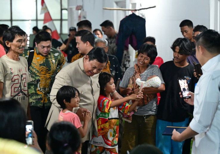Prabowo Mendadak Kunjungi Warga Eks Bantaran Rel di Senen, Suasana Malam Jadi Haru