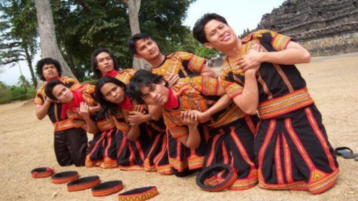 Ilustrasi Penampilan Tari Saman. (Foto/Wikipedia)
