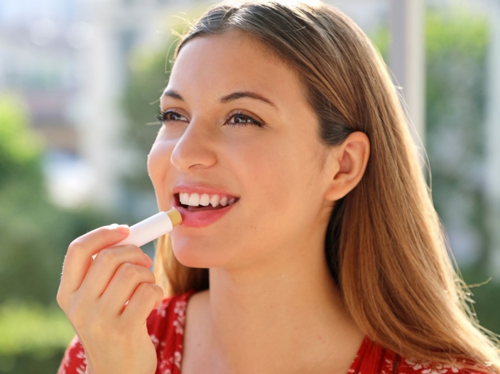 Kulit bibir tipis dengan sedikit melanin, sehingga rentan sinar UV. (Foto: 123RF/sergiomonti)
