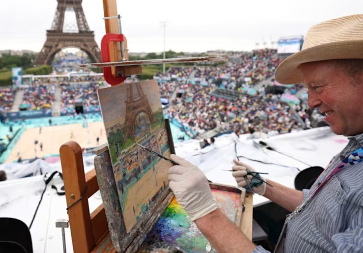 Seniman Peter Spens Melukis Pemandangan di Arena Voli Menara Eiffel