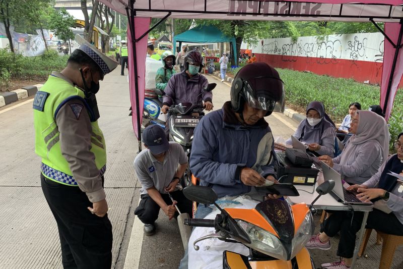 Petugas gabungan memeriksa kendaraan yang terjaring uji emisi di Jl. RE Martadinata, Pademangan, Jakarta Utara pada Selasa (6/2)