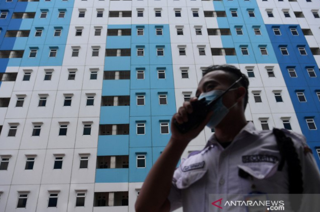 Petugas keamanan berkoordinasi melalui radio di Rusun Nagrak, Cilincing, Jakarta Utara, Selasa (15/6)