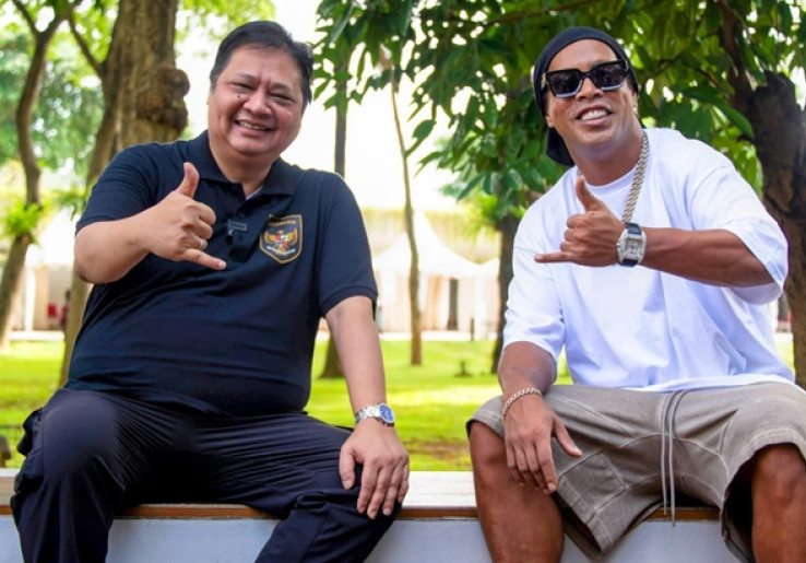 Bertemu dengan Ronaldinho, Airlangga Sebut Indonesia dan Brazil Punya Iklim Sama