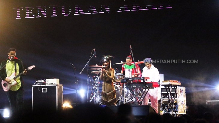 Tampil dengan Kostum Karakter, Barasuara Hentak Synchronize Fest 2019