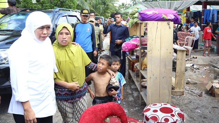 Mensos Serahkan Bantuan Jaminan Hidup untuk Korban Banjir Belitung