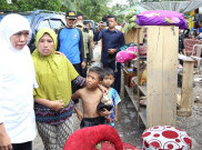 Mensos Serahkan Bantuan Jaminan Hidup untuk Korban Banjir Belitung