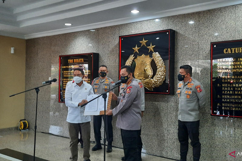 Kapolri Jenderal Pol Listyo Sigit Prabowo menyerahkan izin kompetisi Liga 1 2021-2022 kepada Menteri Pemuda dan Olahraga, di Gedung Rupatama, Mabes Polri, Jakarta Selatan, Senin (23/8/2021). ANTARA/Laily Rahmawaty