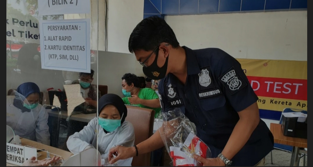 Bagikan Masker ke Warga, Polri Ingatkan Bahaya Hoaks COVID-19
