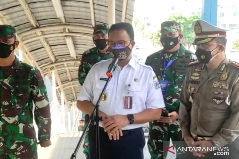 Gubernur DKI Jakarta Anies Baswedan (tengah) ketika memberikan keterangan di Jembatan Penyeberangan Orang Mampang Prapatan saat meninjau penyekatan di Underpass Mampang Prapatan, Jakarta Selatan, Kamis (15/7/2021). ANTARA/Dewa Ketut Sudiarta Wiguna