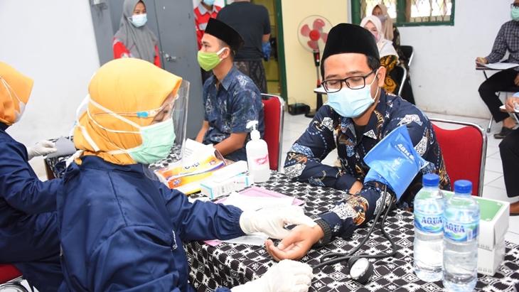 Kiai Ponpes Khas Kempek Cirebon Divaksin COVID-19