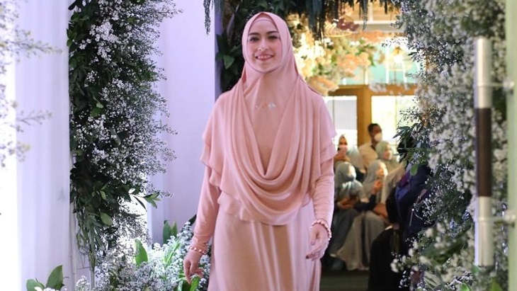 Makin Elegan Berbusana Muslim dengan Kristal Swarovski