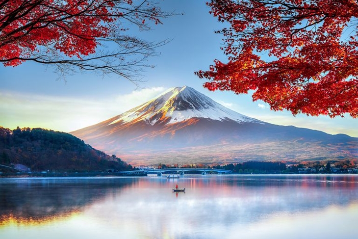 1. Pemandangan dengan latar gunung fuji saat musim gugur di Tokyo (liveabout.com)