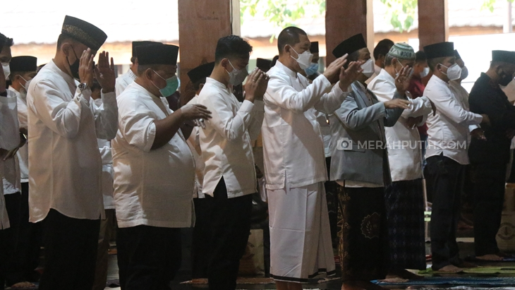 Wali Kota Solo Gibran Rakabuming Raka menggelar salat Idul Fitri di Balai Kota, Kamis (13/5). (MP/Ismail)