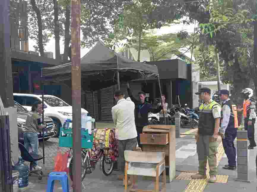 Pemprov DKI Ingatkan Pengusaha dan Pengunjung Restoran, Trotoar Bukan Tempat Parkir