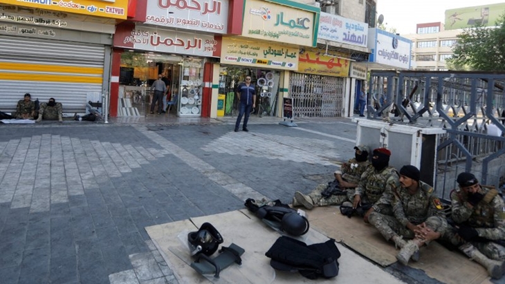 Pasukan keamanan Irak beristirahat di lapangan Tahrir di Baghdad, Irak, Sabtu (5/20). (ANTARA/REUTERS/KHALID AL-MOUSILY/tm)