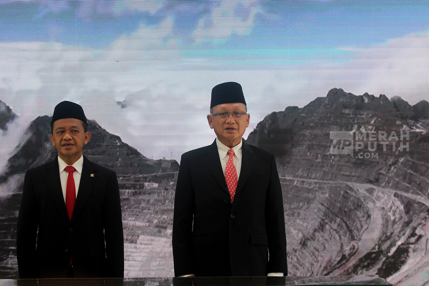 Prosesi serah terima jabatan Menteri Energi dan Sumber Daya Mineral Arifin Tasrif (kanan) bersama Bahlil Lahadalia dalam acara Serah Terima Jabatan (Sertijab) di Gedung Kementerian (ESDM), Jakarta, Senin (19/8/2024).