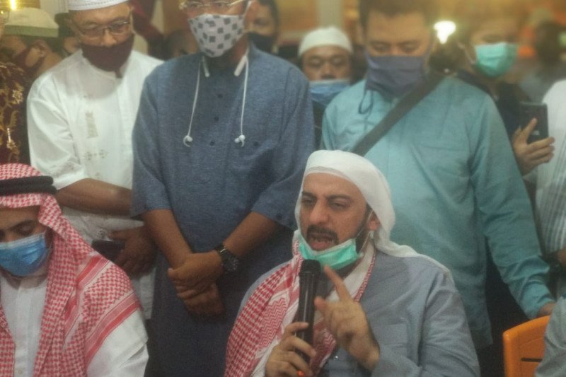 Syekh Ali Jaber saat memberikan keterangan pers di depan awak media. Senin . (14/9/2020). (ANTARA/Dian Hadiyatna)