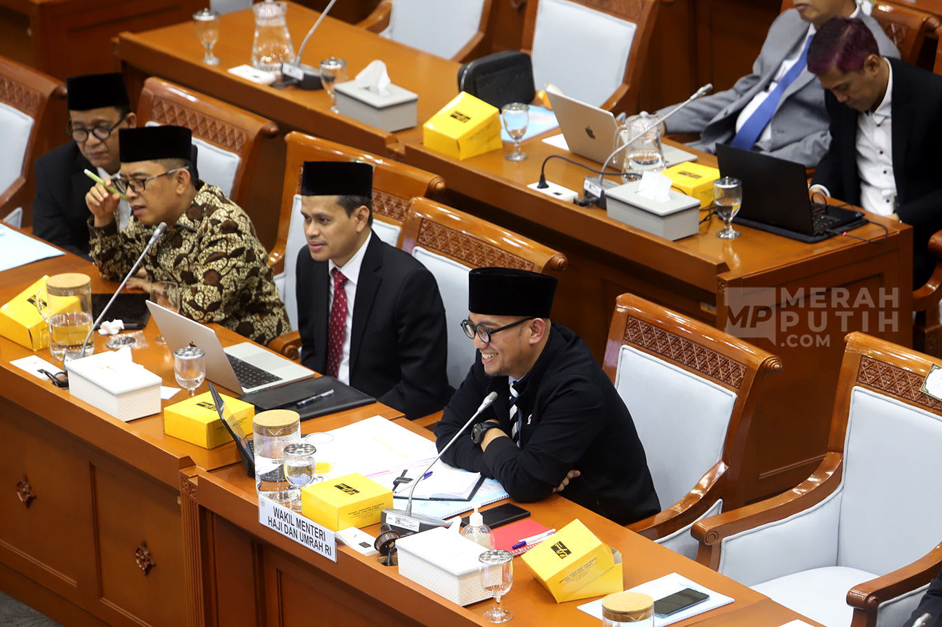 Wakil Menteri Haji dan Umrah Dahnil Anzar Simanjuntak (kanan), bersama sejumlah pejabat mengikuti Rapat Panitia Kerja (Panja) Haji 2026, di ruang Komisi VIII DPR, di Gedung Nusantara II, Kompleks Parlemen, Senayan, Jakarta, Selasa (28/10/2025).