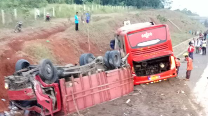 Cium Pantat Truk, Dua Penumpang Bus Slamet Tewas