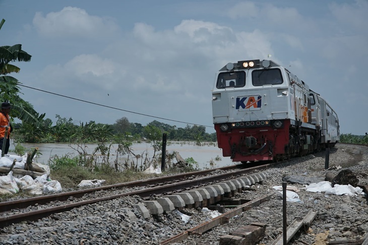 Terputus Karena Banjir, Jalur Kereta di Grobogan Sudah Dilewati Kereta Api