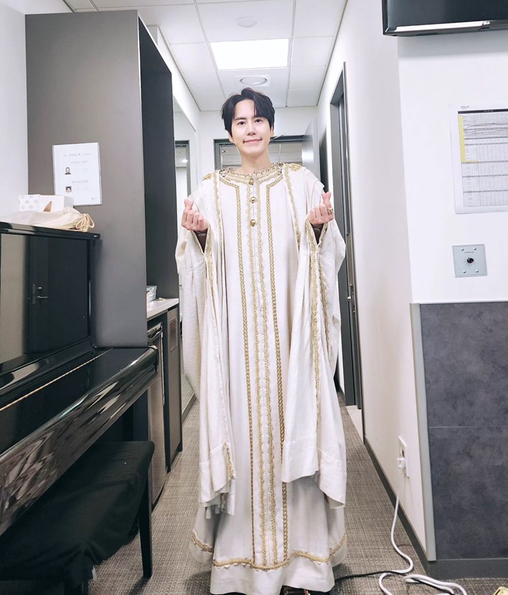 Selain sebagai idola K-Pop, entertainer kelahiran 1988 ini juga aktif sebagai aktor teater dan pembawa acara televisi. (Foto: Instagram/@Gyuram88)