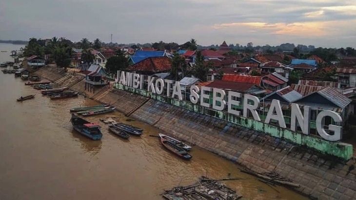 Menyeberangi Sungai Batanghari dengan Perahu Ketek
