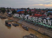 Menyeberangi Sungai Batanghari dengan Perahu Ketek