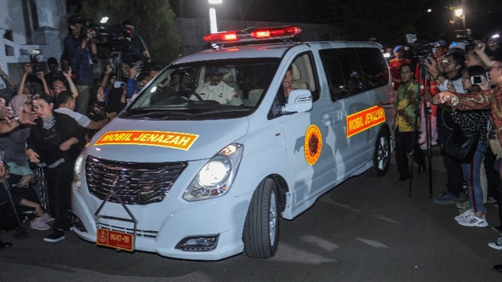 Jenazah Presiden Ke-3 Republik Indonesia BJ Habibie tiba di rumah duka jalan Patra Kuningan VIII, Jakarta Selatan, Rabu, (11/9/2019). (merahputih.com/Rizki Fitrianto)
