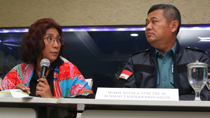 Menteri Kelautan dan Perikanan Susi Pudjiastuti (kiri) didampingi oleh Wakil Kepala Staf Angkatan Laut Laksamana Madya TNI Achmad Taufiqoerrochman (kanan) memberikan keterangan pers terkait penangkapan kapal buronan interpol di Jakarta, Sabtu (7/4). Kementerian Kelautan dan Perikanan bersama Satgas 115 menghentikan, memeriksa dan menahan (Henrikhan) Kapal ikan buronan bernama STS-50 pada Jumat (6/4) yang dihentikan sekitar 60 mil dari sisi Tenggara Pulau Weh. ANTARA FOTO/Rivan Awal Lingga/foc/18.