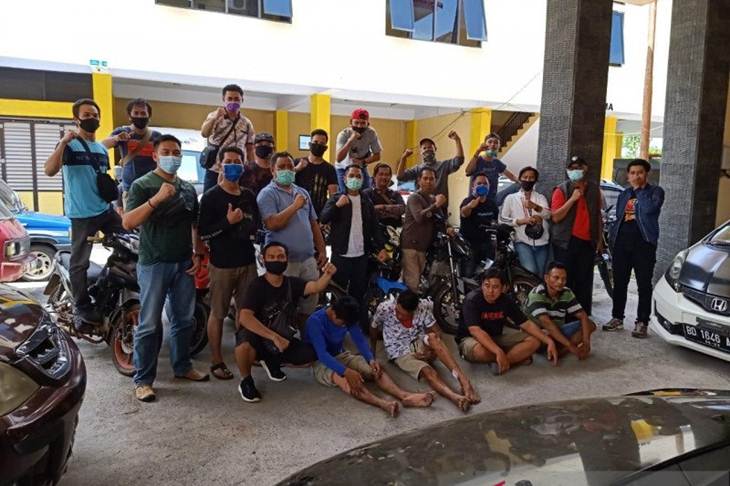 Tim macan gading Satuan Reserse Kriminal (Satreskrim) Polres Bengkulu usai menangkap empat pelaku pencurian 11 unit sepeda motor di Bengkulu. (Foto Antaranews.com/HO).
