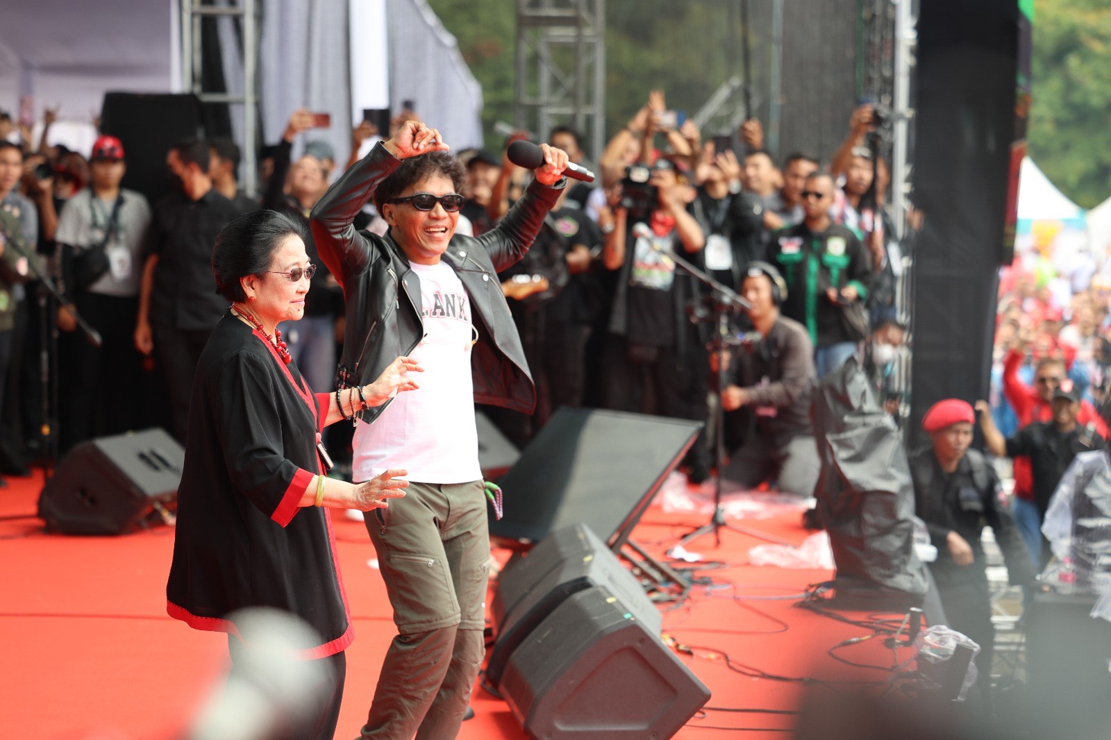Bikin Kejutan di Hajatan Rakyat Bandung, Kaka Slank Ajak Megawati Joget