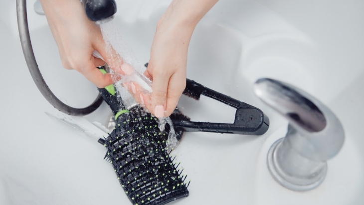 Bersihkan sisir minimal seminggu sekali. (Foto: 123RF/parilovv)
