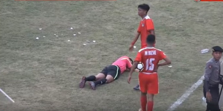 Dari Bonek Kencingi Gawang Hingga Pemukulan Wasit, Ini 5 Insiden Memalukan di Liga Indonesia Pekan Ini