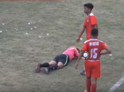 Dari Bonek Kencingi Gawang Hingga Pemukulan Wasit, Ini 5 Insiden Memalukan di Liga Indonesia Pekan Ini