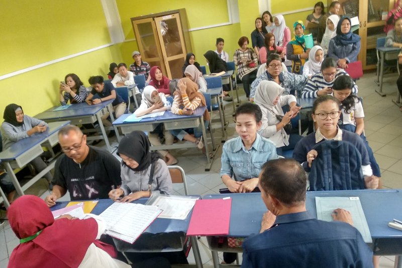 Orangtua calon murid antre mendaftarkan anaknya