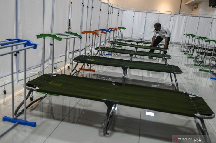 Petugas menyiapkan tempat isolasi pasien COVID-19 di Gelanggang Olahraga (GOR) Matraman, Jakarta, Rabu (14/7/2021). ANTARA FOTO/Galih Pradipta/foc.