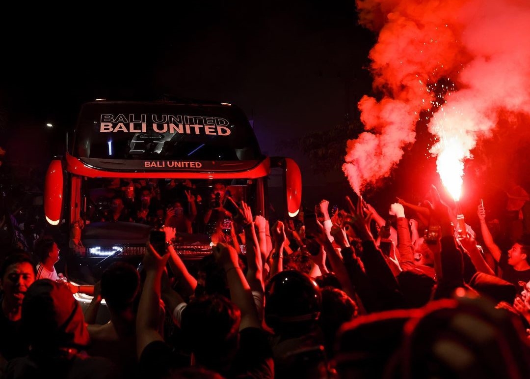 Pendukung merayakan titel juara yang diraih Bali United