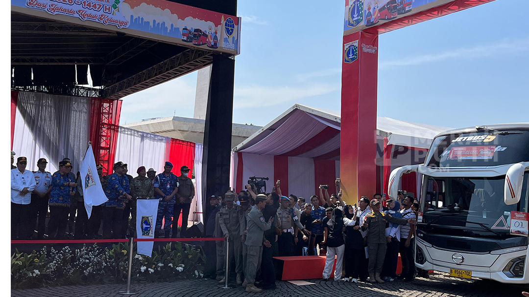 Gubernur Pramono Berangkatkan Pemudik Gratis Pemprov DKI Tujuan ke Pulau Jawa dan Sumatra