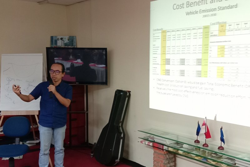 Direktur Eksekutif Komisi Penghapusan Bensin Bertimbal (KPBB) Ahmad Safrudin menjelaskan tentang materi terkait transportasi biang kerok pencemaran udara Jakarta di Sekretariat KPBB, Jakarta Pusat, Rabu (24/7/2019). (ANTARA/Sugiharto Purnama)	