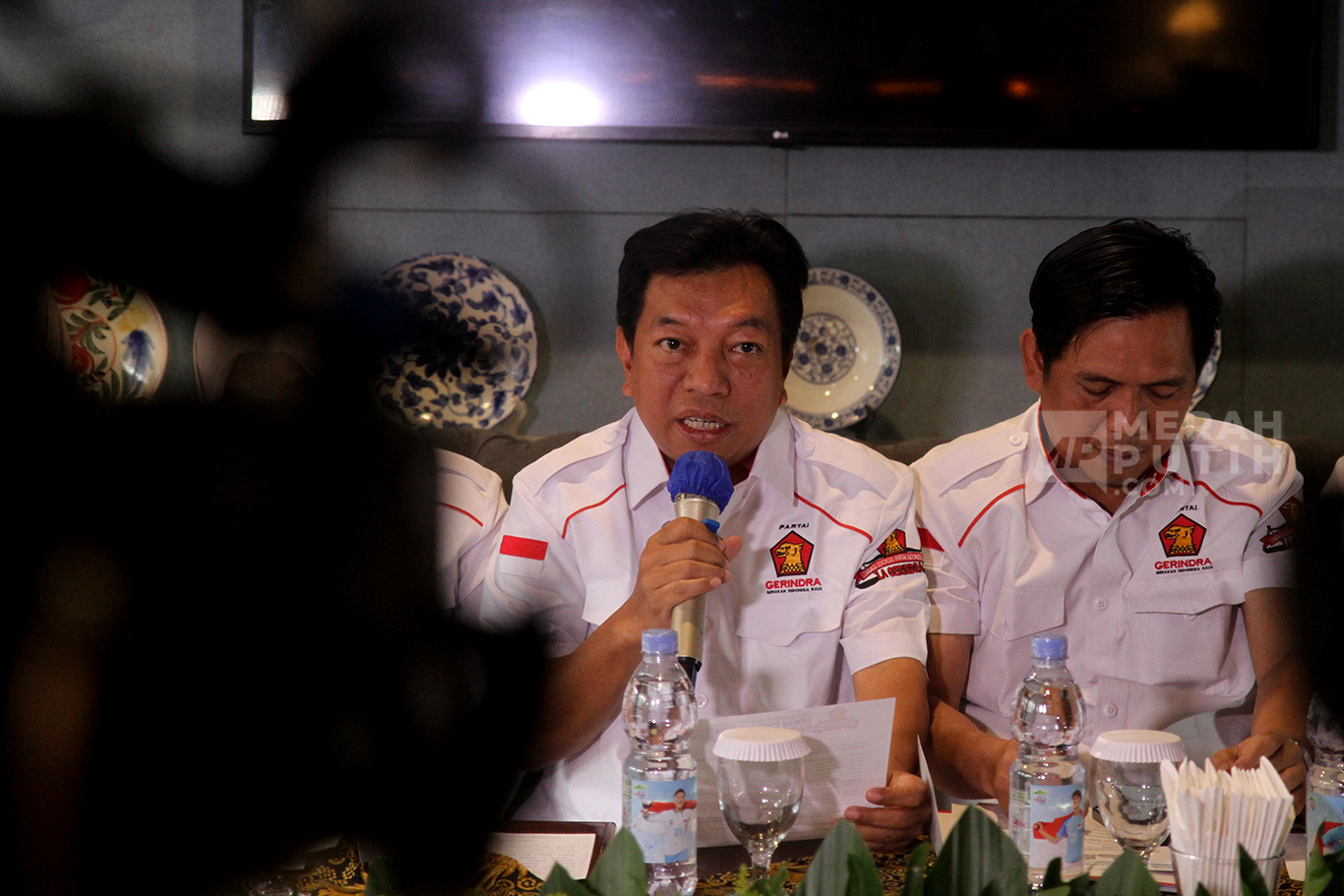 Sekretaris Umum Lembaga Advokasi Hukum Indonesia Raya DPP Partai Gerindra Munathsir Mustaman (tengah), bersama TIM Lembaga Advokasi Hukum Indonesia Raya dan TIM Pemenangan Pasangan Cagub-Cawagub Ridwan Kamil - Suswono (Rido) menyampaikan keterangan pers, di Jakarta, Sabtu (7/12/2024).