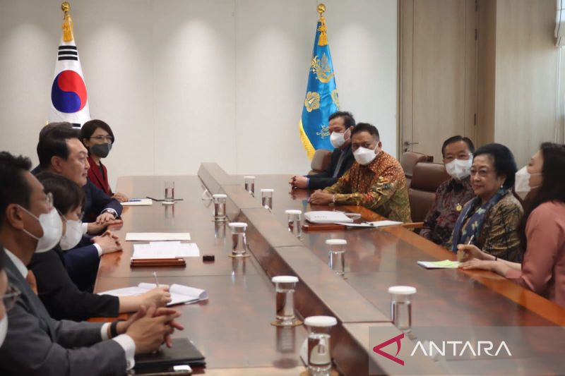 Presiden Korea Selatan, Yoon Suk-yeol, melakukan pertemuan dengan Presiden kelima Indonesia, Megawati Soekarnoputri, di Istana Kepresidenan Korea di Seoul, Rabu pagi waktu setempat (11/5/2022). ANTARA/HO-PDI Perjuangan
