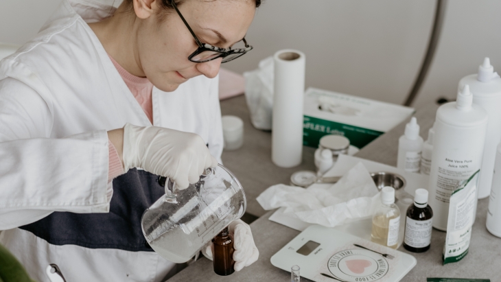 Hindari penggunaan produk kosmetik yang mengandung bahan kimia berbahaya (Foto: Pexels/Chokniti Khongchum)