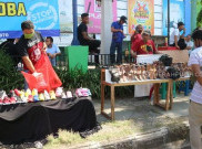 Satpol PP Tindak Pedagang Nekad Berjualan di Trotoar saat PSBB