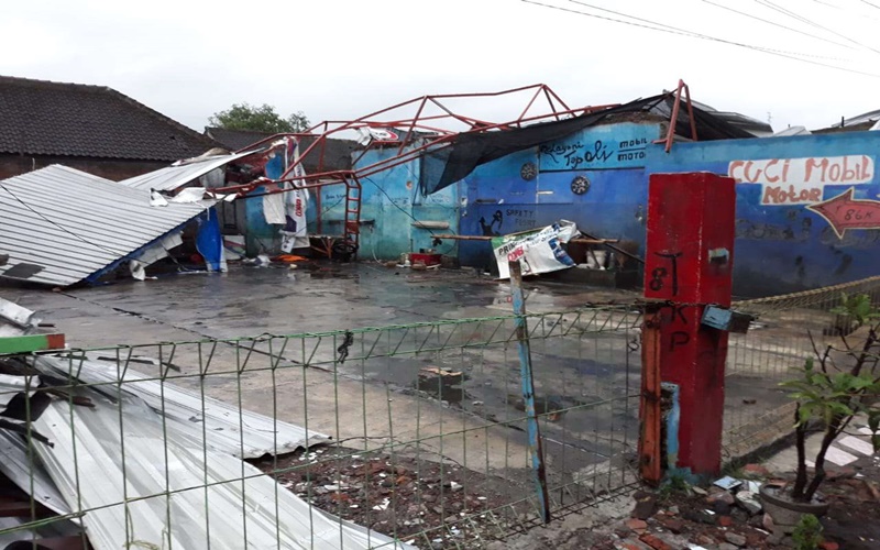 Kerusakan akibat angin puting beliung di Sukoharjo