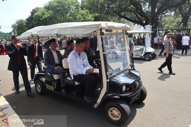 Presiden Joko Widodo menghampiri warga yang menunggunya untuk bersilaturahim pada Idul Fitri 1440 Hijriah di Jalan Silang Monas Barat Laut, Jakarta pada Rabu (5/6) (ANTARA/Desca Lidya Natalia)	
